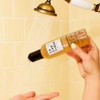 Lazartigue – Shampoing Extra-Gentle 200Ml (Shampoing Extra-Doux Usage Fréquent), une personne verse un produit de soin dans sa main sous la douche