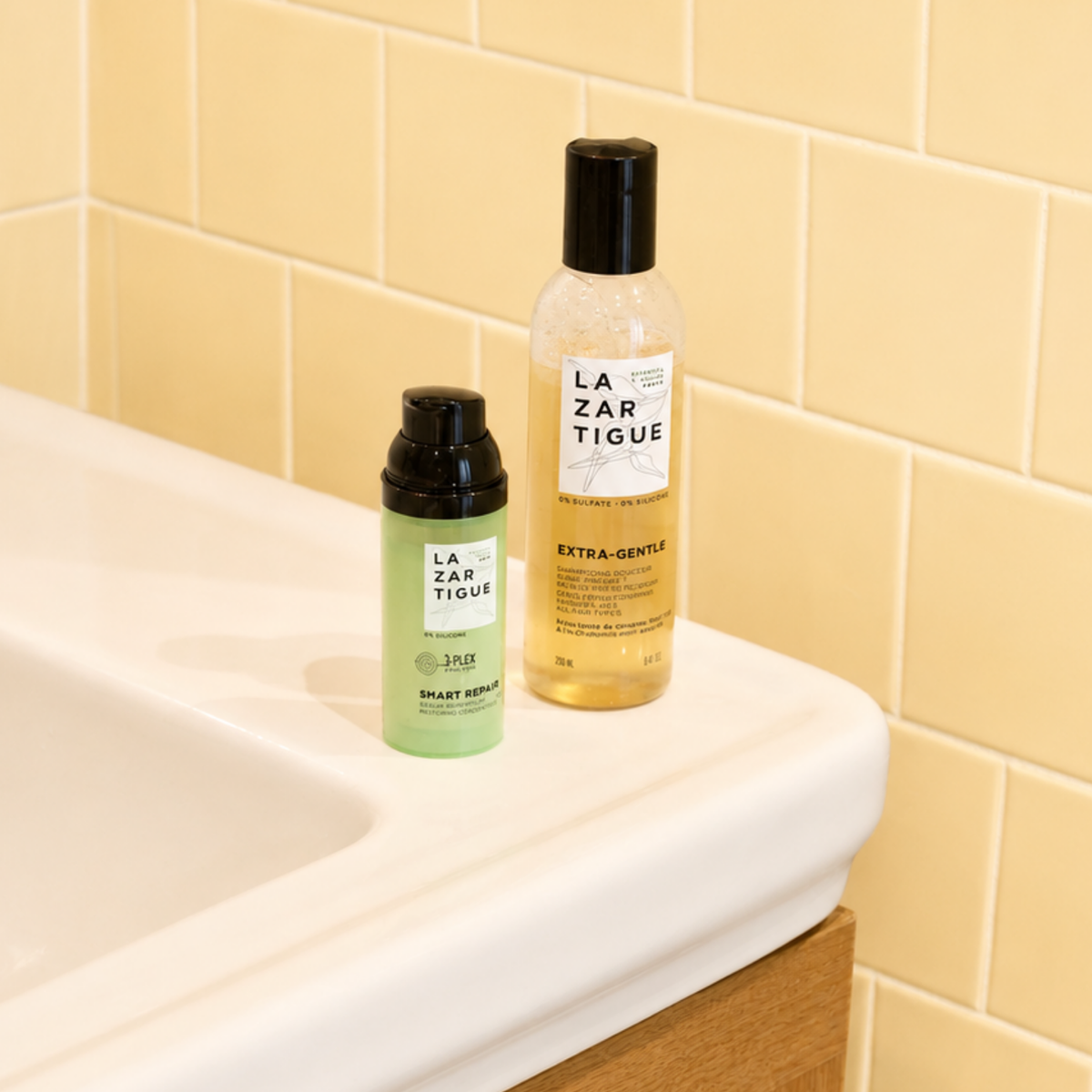 Lazartigue – Shampoing Extra-Gentle 200Ml (Shampoing Extra-Doux Usage Fréquent), deux flacons de produits de beauté posés sur un lavabo blanc