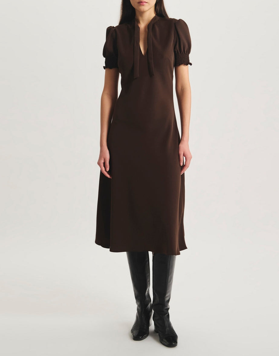 Ines De La Fressange – Robe Cerise - Marron Foncé, mannequin asiatique porte une robe marron à manches courtes bouffantes