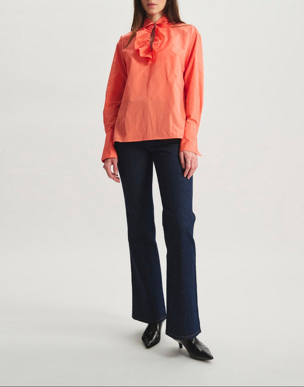Ines De La Fressange – Chemise Ortiz - Corail, blouse orange à col lavallière portée par un mannequin