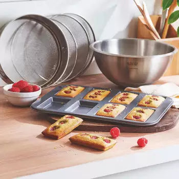 De Buyer – Plaque 8 Grands Financiers - Acier Anti-Adhésif - Noir, des financiers aux framboises sur une plaque de cuisson, avec des ustensiles de cuisine