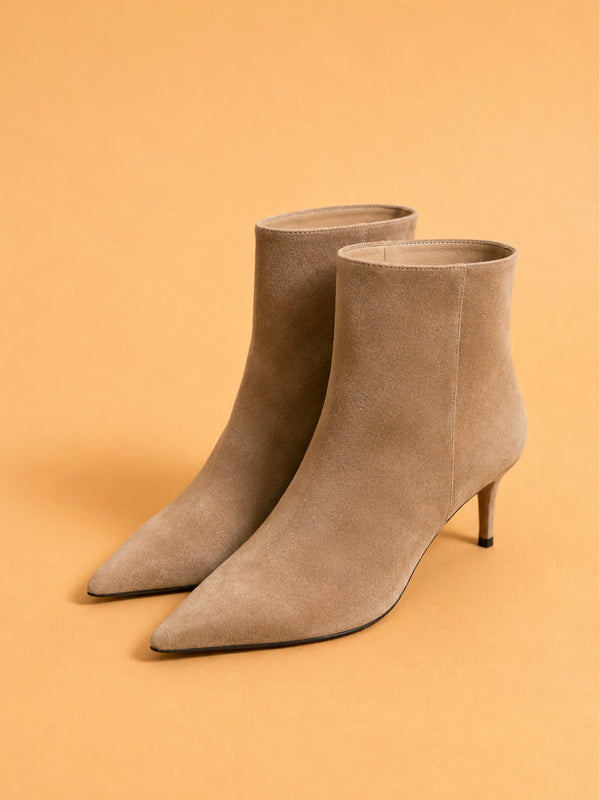 CAZABAT – Petra - Ankle Boot In Maple Suede, deux bottines beiges en daim, à talons aiguilles, sur fond uni