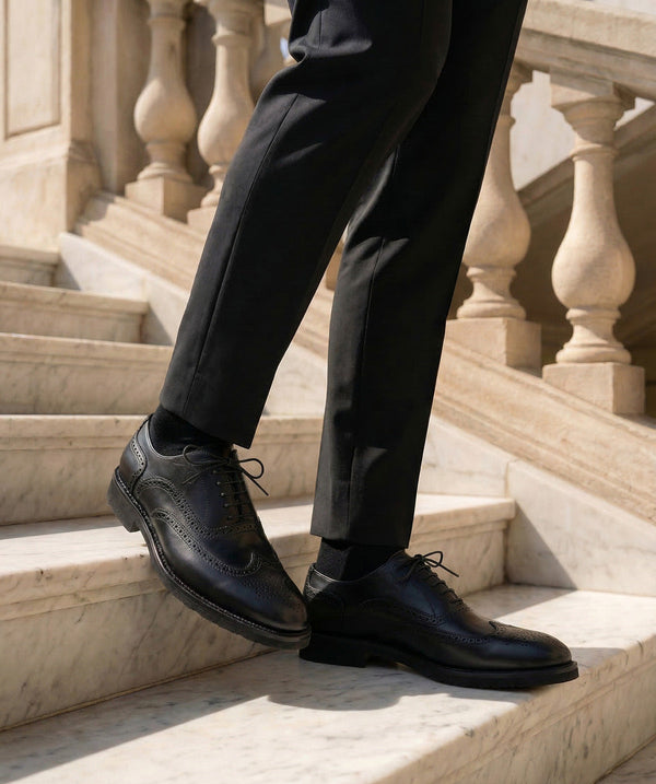 Finsbury – Richelieu Kendal - Noir, chaussures noires en cuir portées par un homme sur des escaliers en marbre