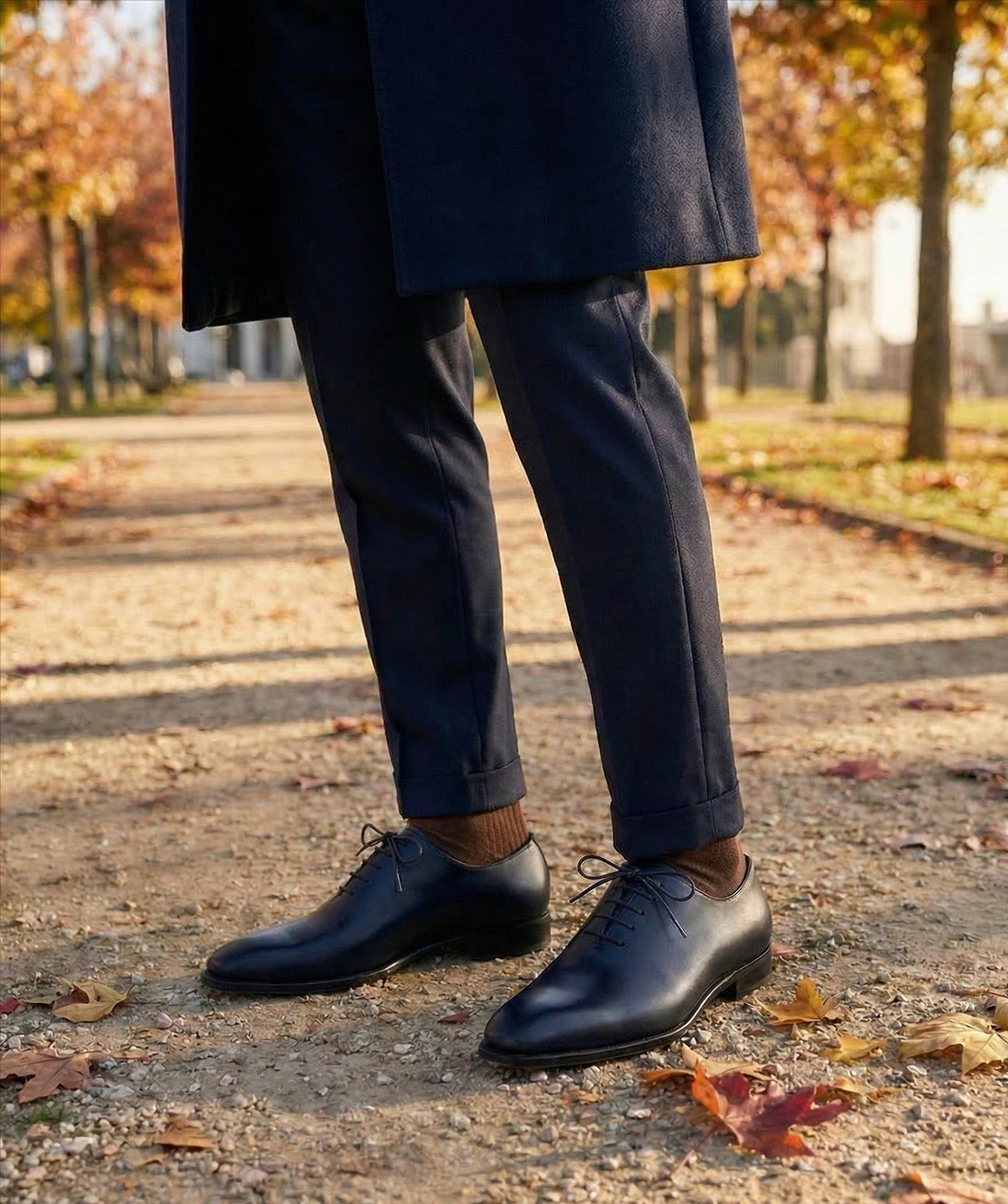 Finsbury – Richelieu Broadway - Bleu Océan, chaussures en cuir bleu marine portées avec un pantalon