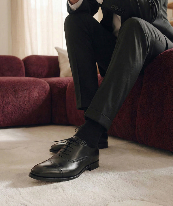 Finsbury – Richelieu Balmoral - Noir, chaussures noires en cuir portées par un homme en costume