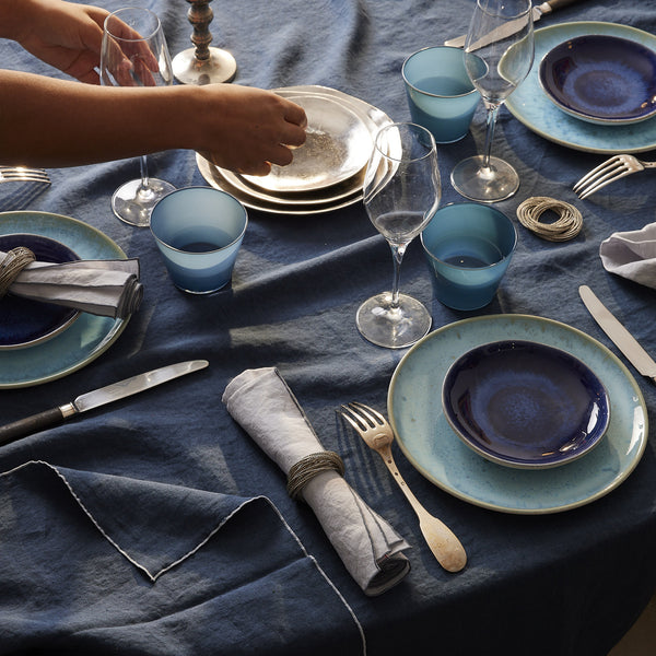 Blanc Cerise – Autour Du Lin - Nappe - Lin - Bleu Nuit Bourdon Gris Clair, une table dressée avec des assiettes bleues, des verres et des couverts