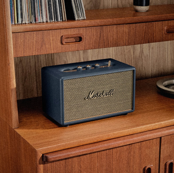 Marshall – Acton III - Enceinte Résidentielle - Midnight Blue, enceinte Bluetooth posée sur une étagère en bois, vue de face