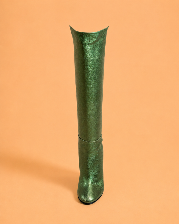 CAZABAT – Valda - High Boot In Green Laminated Lambskin, botte haute en cuir vert métallisé sur fond uni pêche