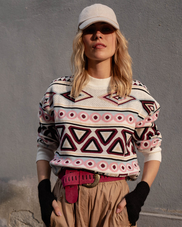 Michonet – Pull Rombos, mannequin femme portant un pull à motifs et une casquette beige