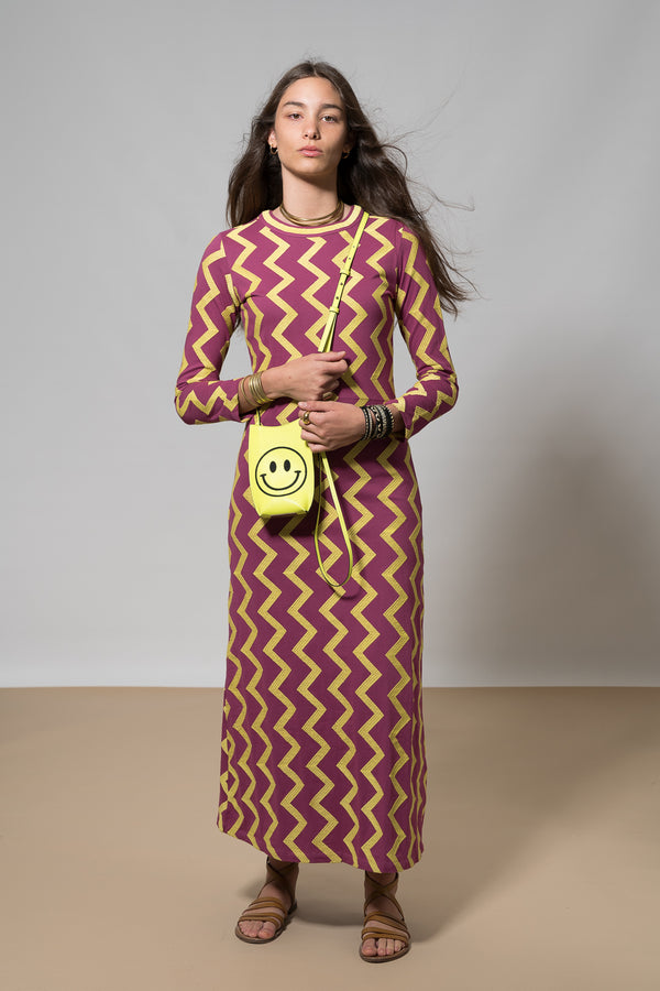 Michonet – Robe Zig Zag Wine, robe longue à manches longues à motif zigzag portée par un mannequin