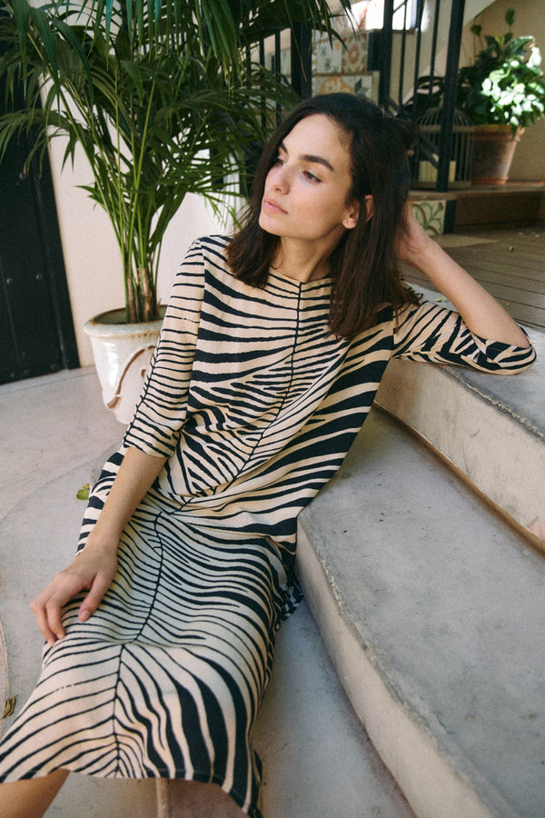 Michonet – Robe Hoja Beig, mannequin assise, robe zébrée beige et noire, vue de côté