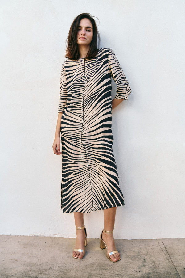 Michonet – Robe Hoja Beig, robe mi-longue à imprimé zèbre noir et beige portée par un mannequin