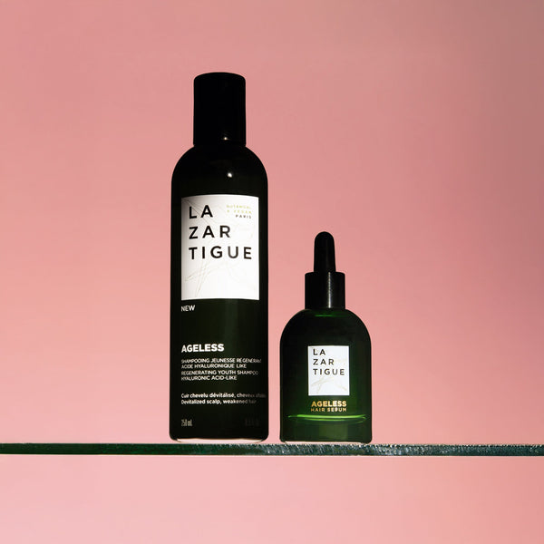Lazartigue – Duo Anti-Âge, deux flacons de produits capillaires verts sur une étagère en verre