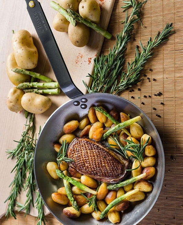 De Buyer – Carbone Plus - Poêle Ronde Queue Haute Température - Acier Carbone - Noir, poêle en métal avec un plat de viande, pommes de terre et asperges