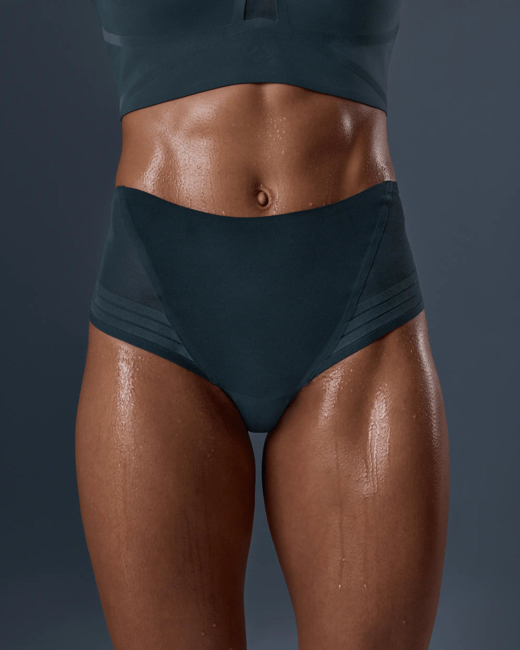 HASTKO – Panty N°48 | Confort Ultra-Light, slip sportivo verde scuro indossato da una donna, vista frontale