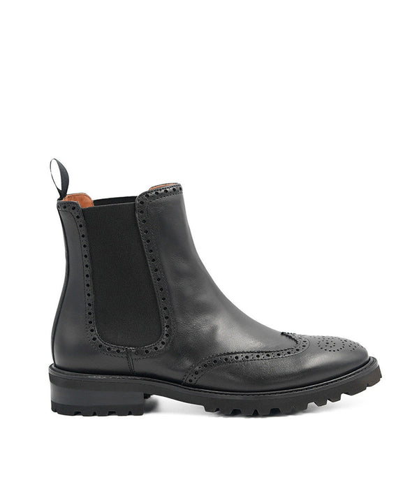 Finsbury – Boots Charlie - Noir, bottes Chelsea noires en cuir avec détails perforés sur fond blanc